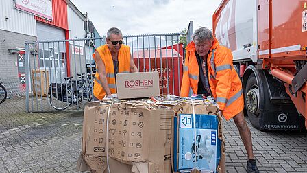 Ronald van Twuijver (r) en zijn collega Toni hebben zich voor de Kringloop ingezet voor de inzameling van oud papier.