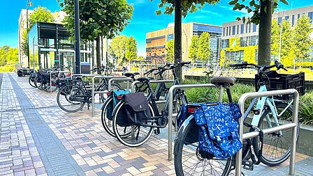 Impressie fietsen rondom winkelcentrum Middenwaard