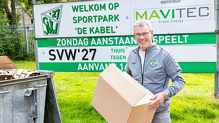 Frank van Vliet bij de papiercontainer van SVW.