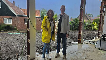 Linda de Vries, eigenaresse pand Dorpsstraat 435 en wethouder Nils Langedijk.